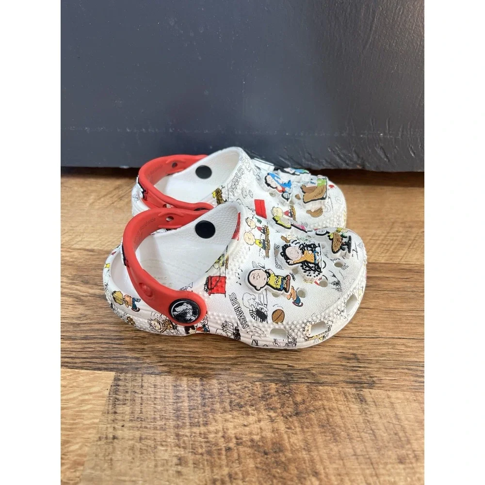 Crocs Peanuts Charlie Brown Snoopy Mules Sandals Unisex Child Sz 7